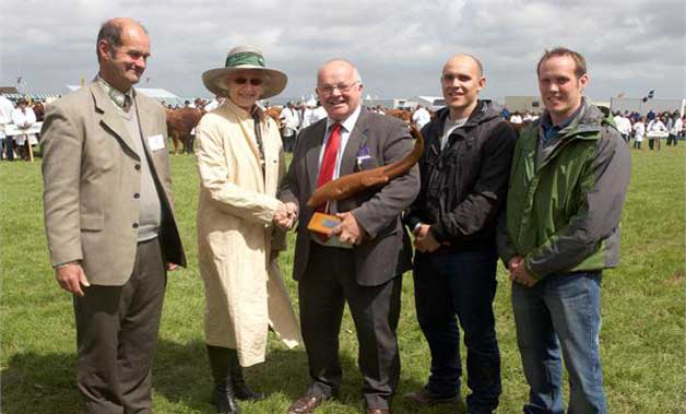 Lady Carew Pole presents Otter Trophy